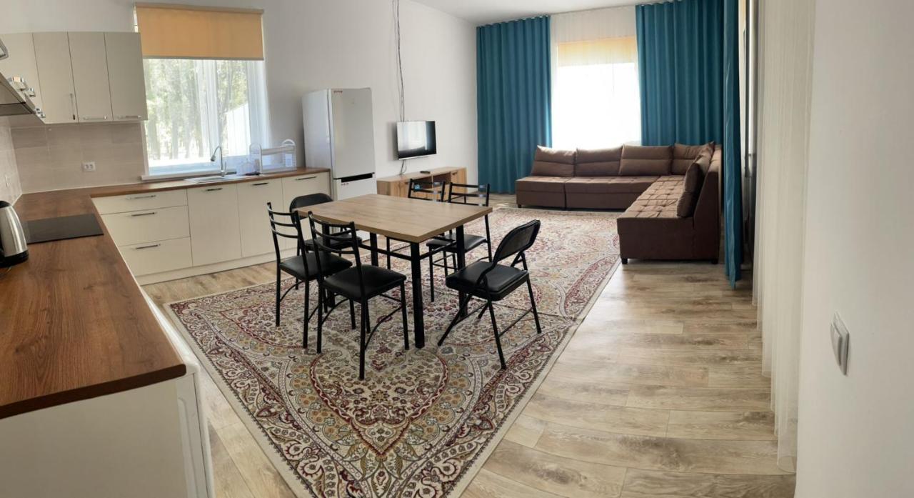 Stunning Lakeside Villa Korumdu Екстериор снимка